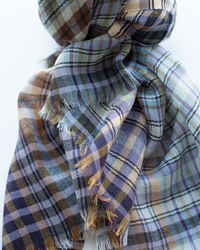 Épice Plaid Wool Scarf in Charcoal
