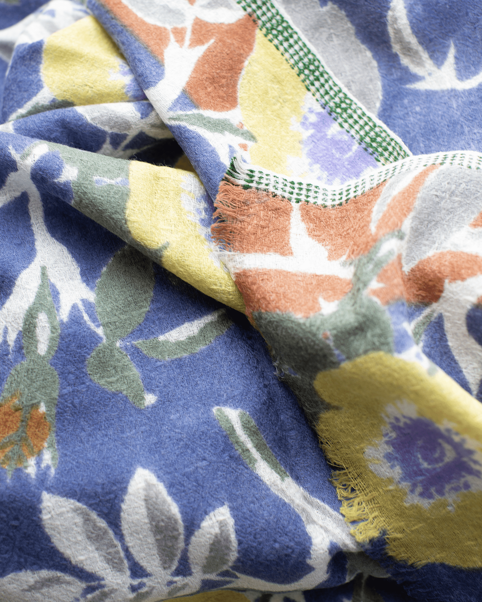 Épice Accessories Lavender Pop Flower Wool Scarf in Lavender