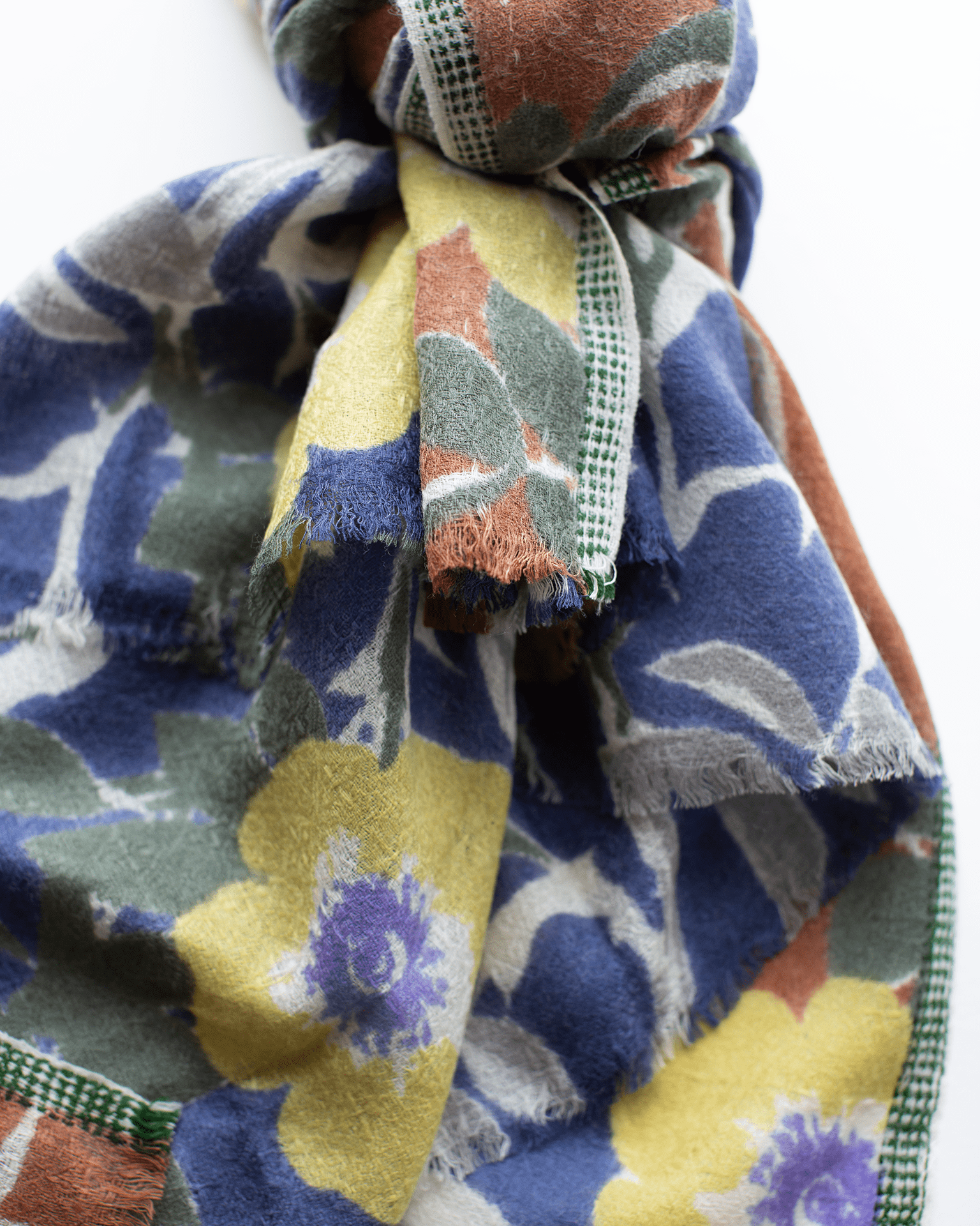 Épice Accessories Lavender Pop Flower Wool Scarf in Lavender