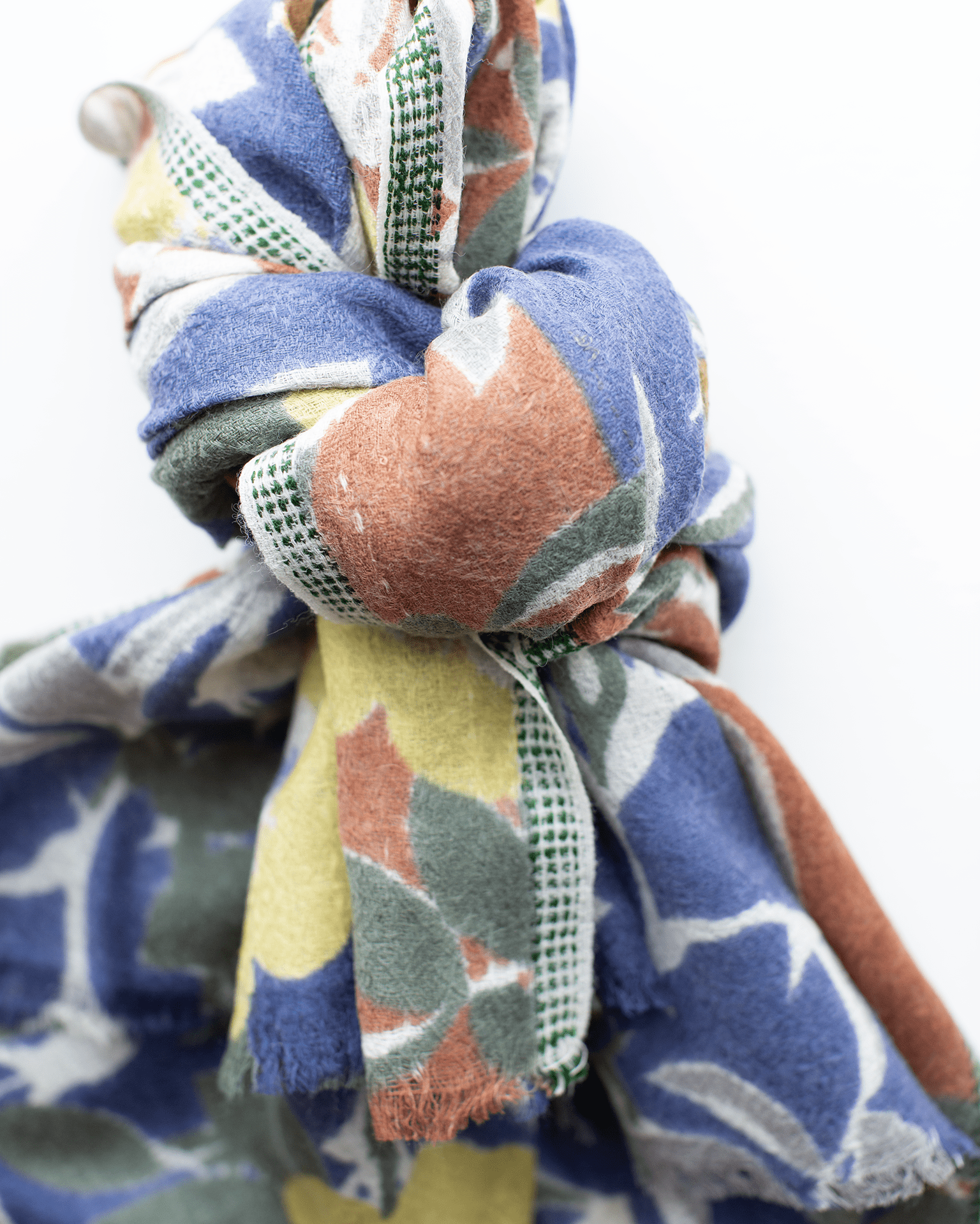 Épice Accessories Lavender Pop Flower Wool Scarf in Lavender