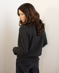 A woman in the Autumn Cashmere Relaxed Fit Raglan Crew with rib detail in Pepper.