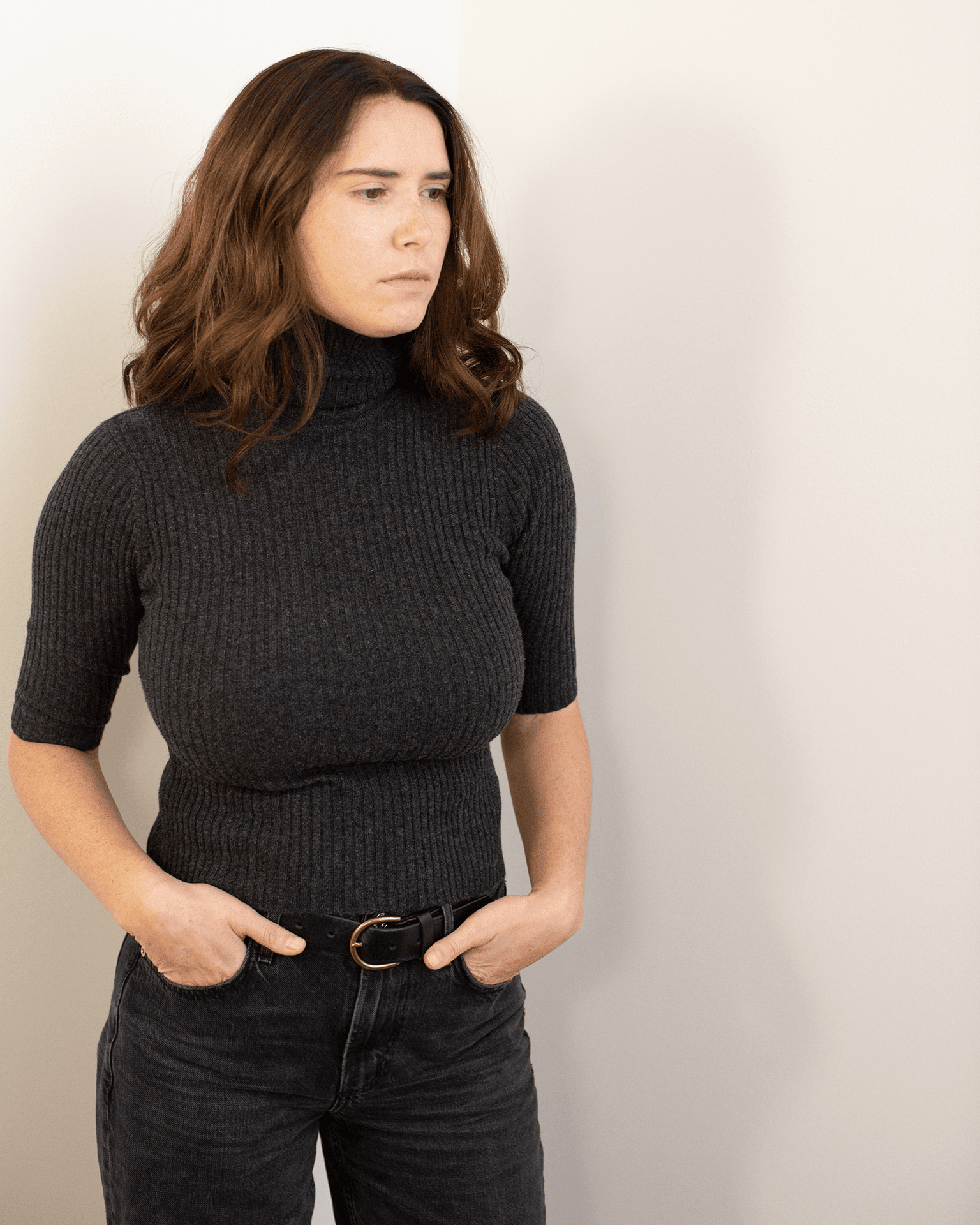 Cropped Elbow Sleeve Rib Turtleneck in Pepper