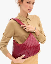 Moyen Messenger - Medium Woven Diagonal in Garnet
