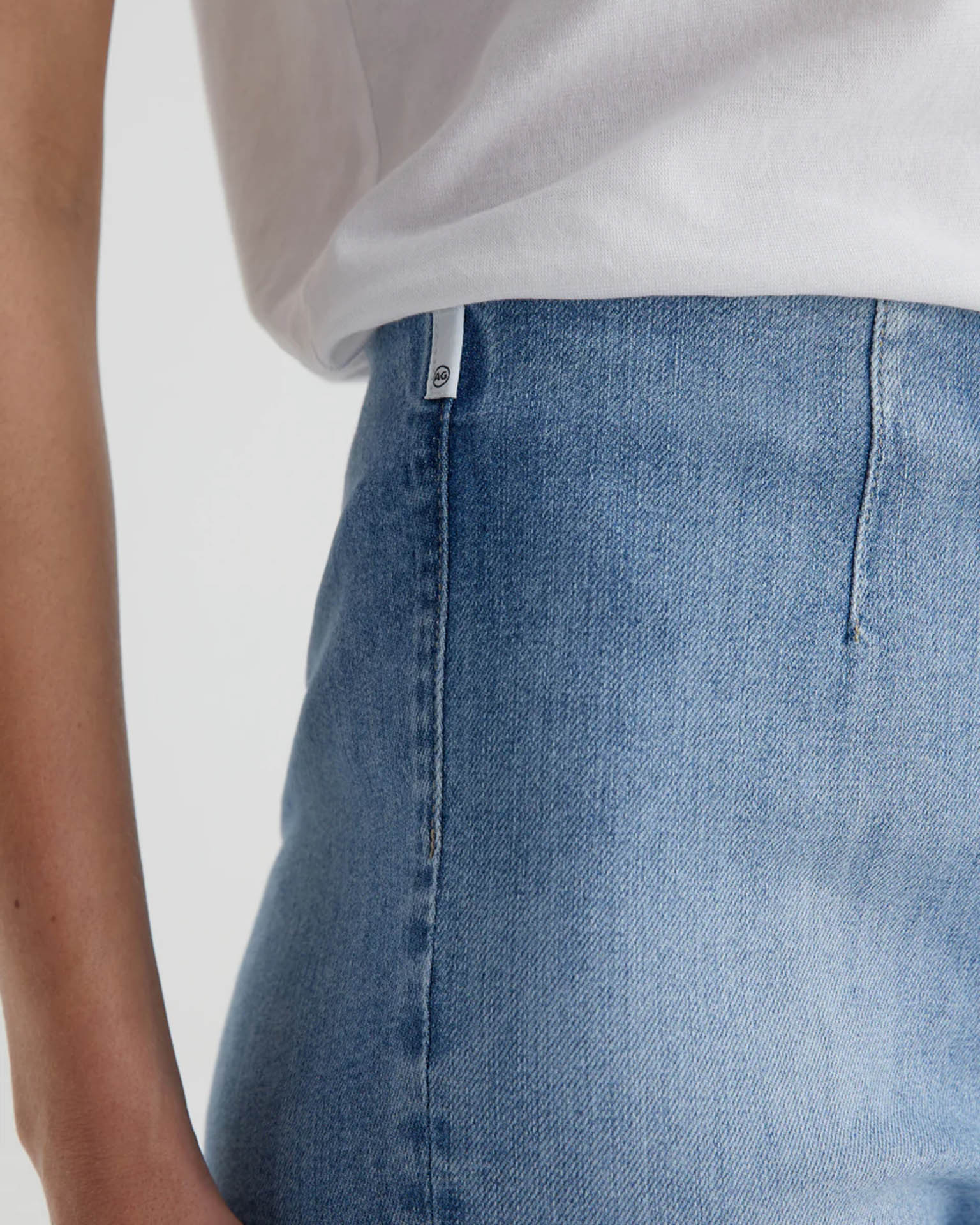 AG Jeans Mari Crop Pull On in Mirror