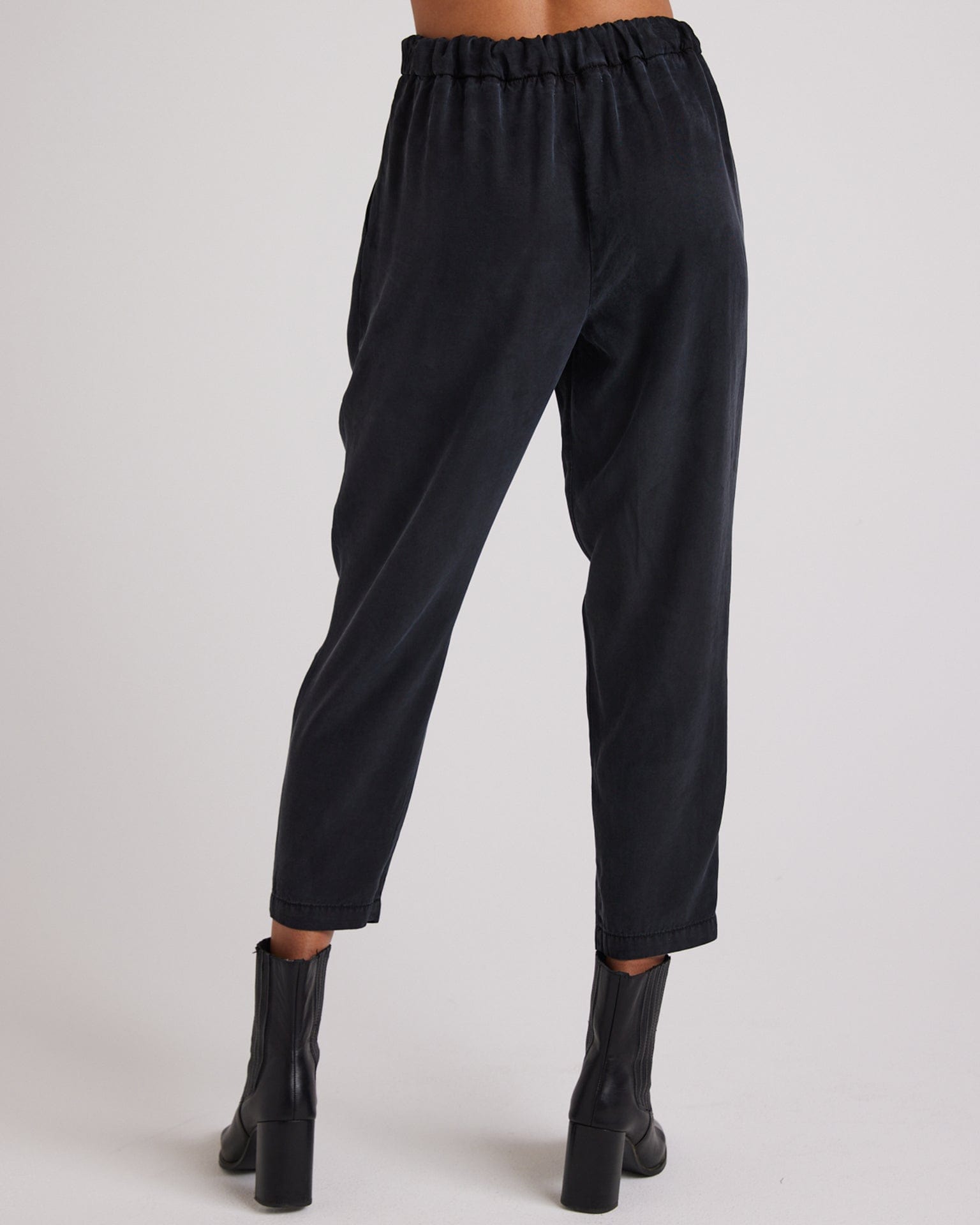 Bella Dahl Nico Clean Waist Slouchy Trouser in Black