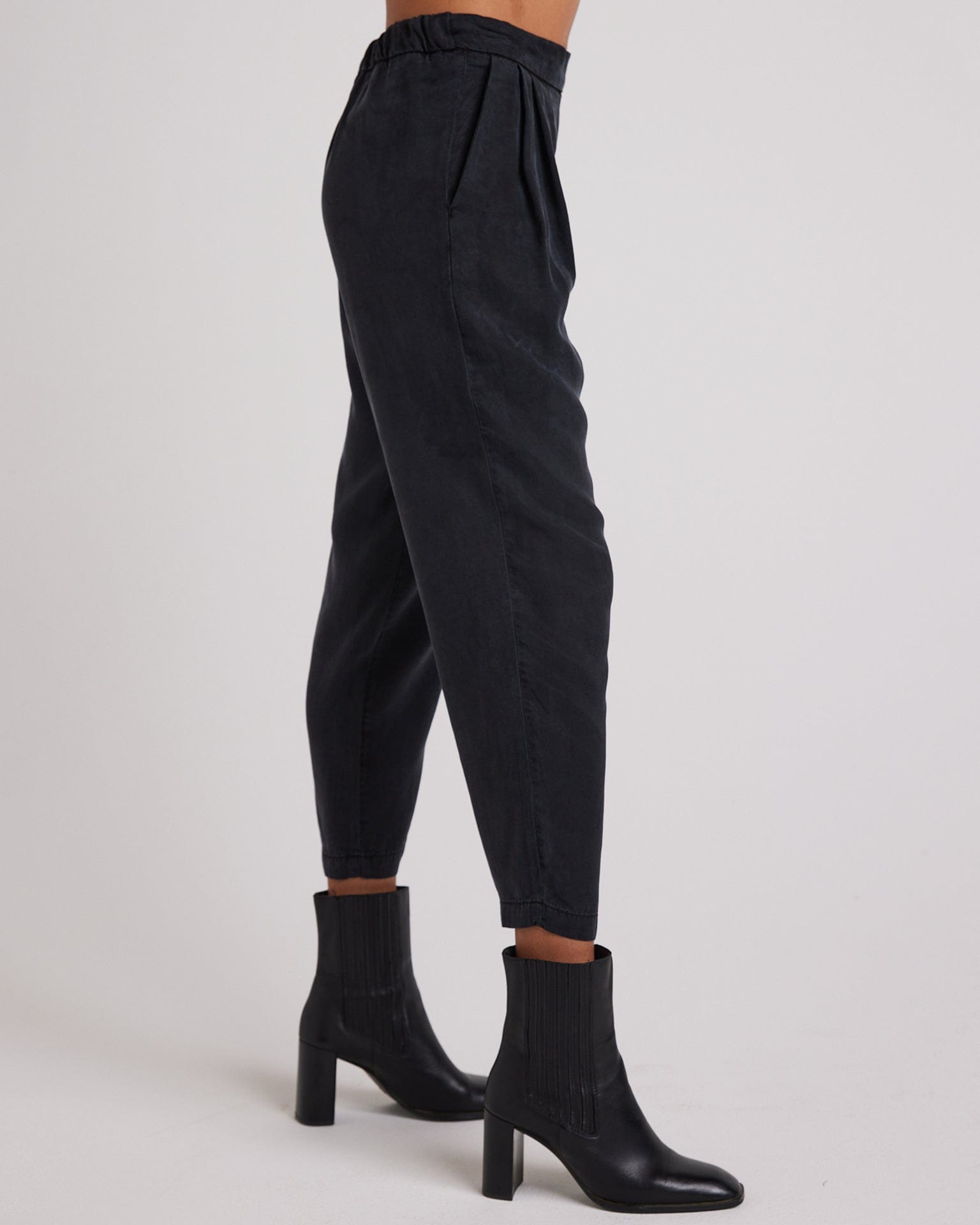 Bella Dahl Nico Clean Waist Slouchy Trouser in Black