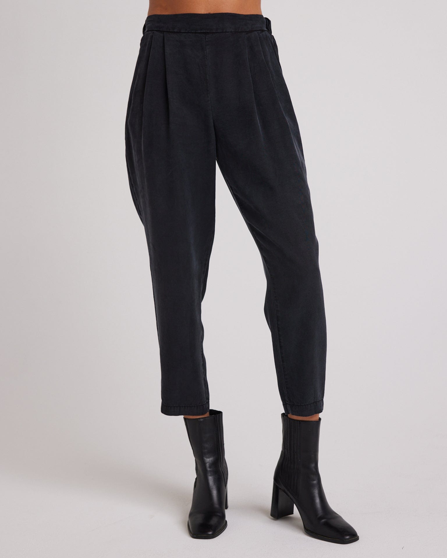 Bella Dahl Nico Clean Waist Slouchy Trouser in Black