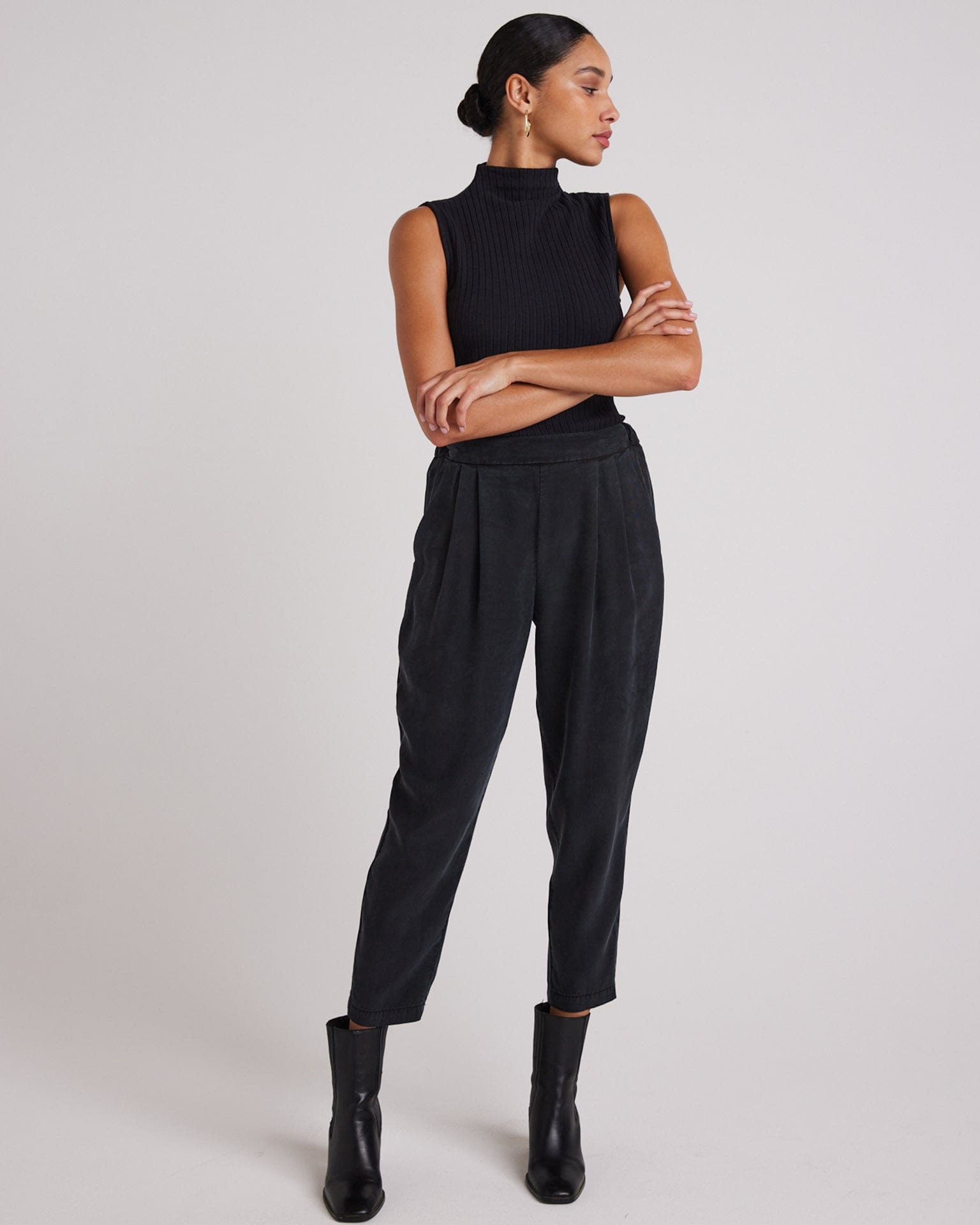 Bella Dahl Nico Clean Waist Slouchy Trouser in Black
