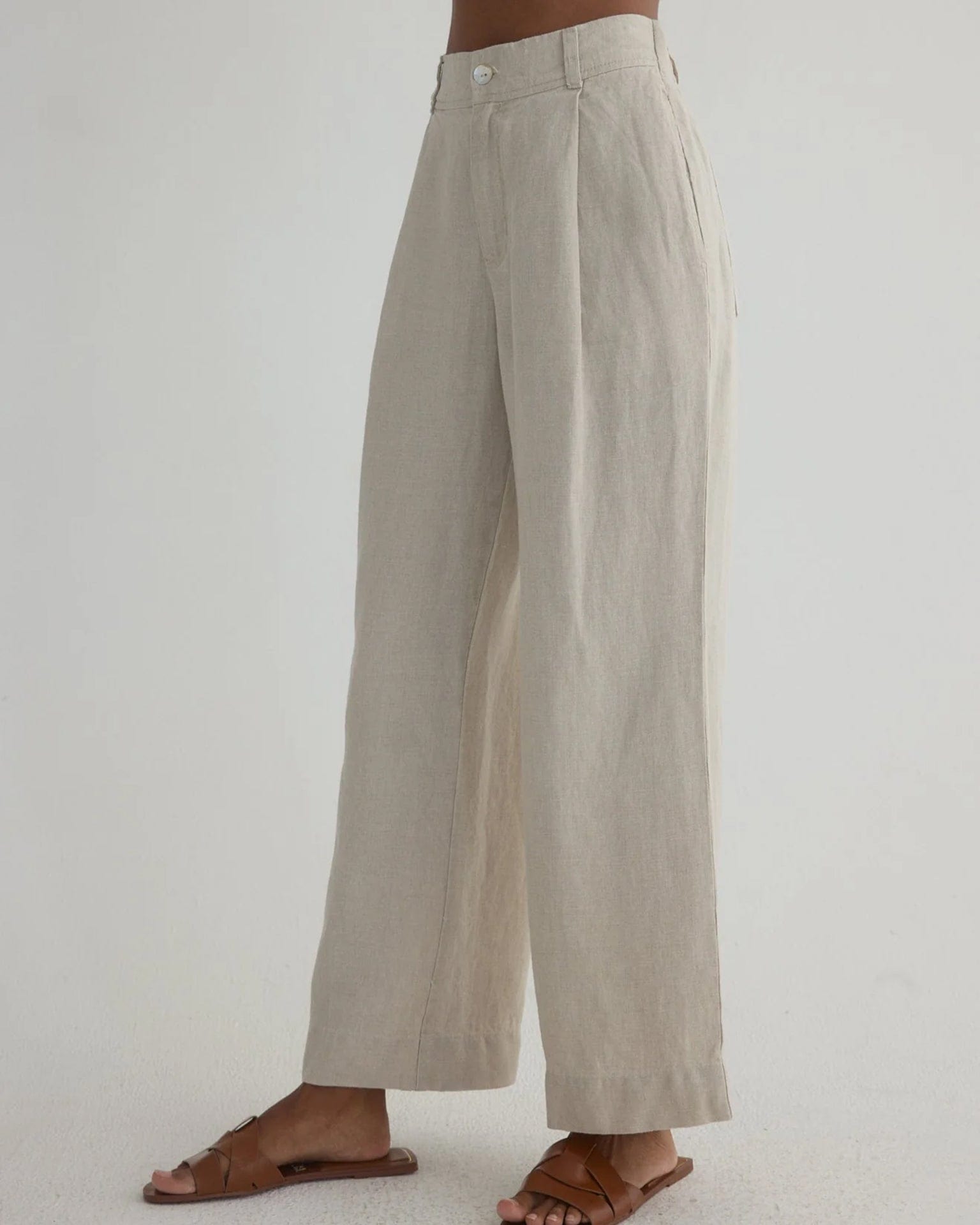 Bella Dahl Pleated Wide Leg Ankle Pant in Linen Sand