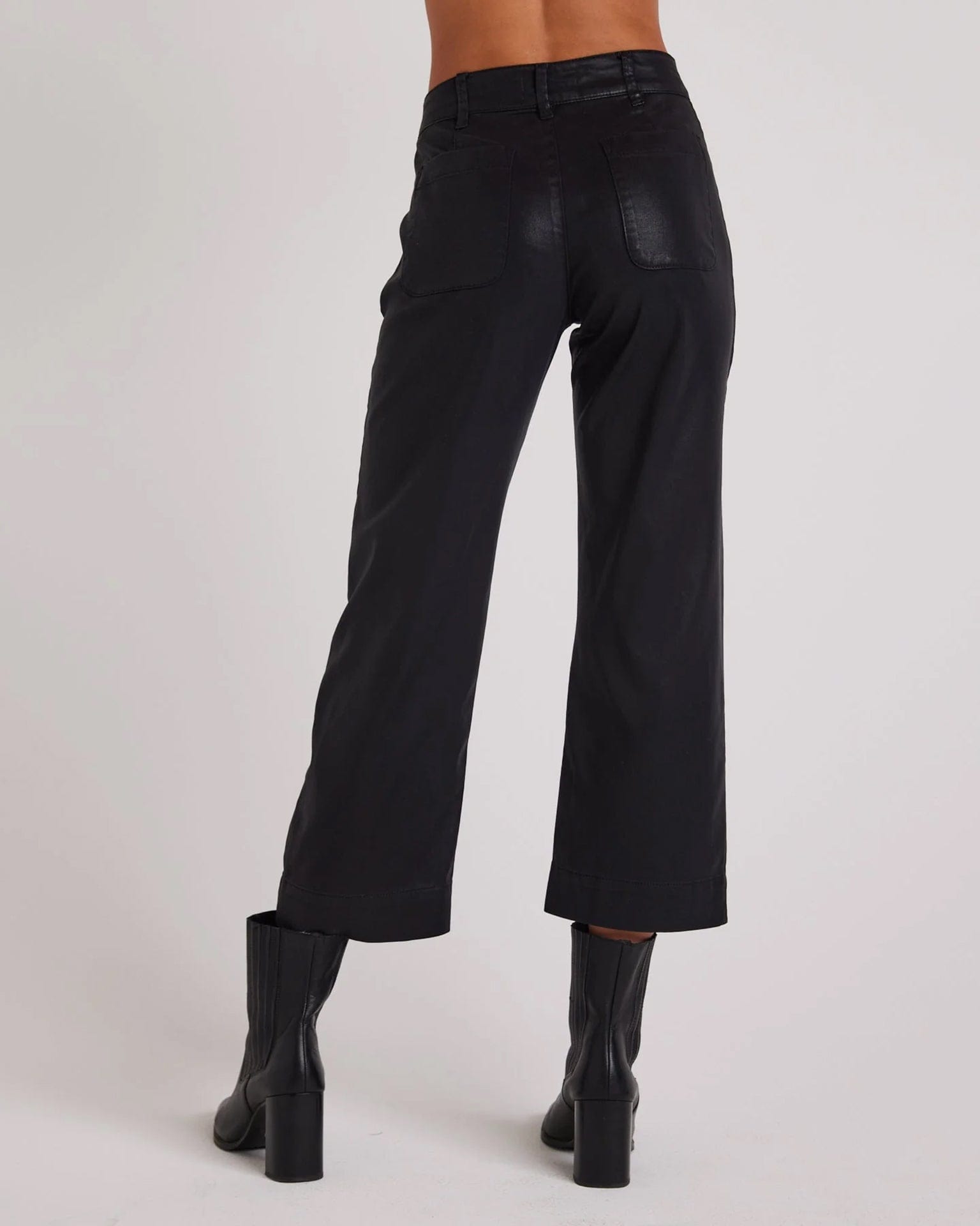 Bella Dahl Saige Wide Leg Crop in Black