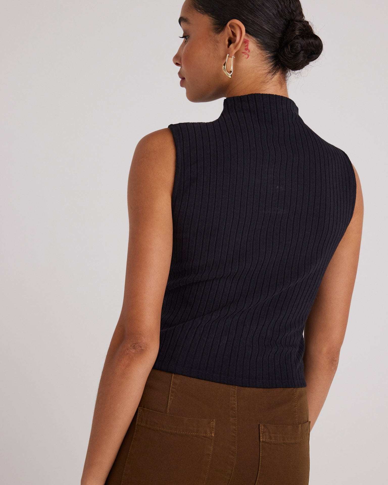 Bella Dahl Sleeveless Mock Neck Top in Black