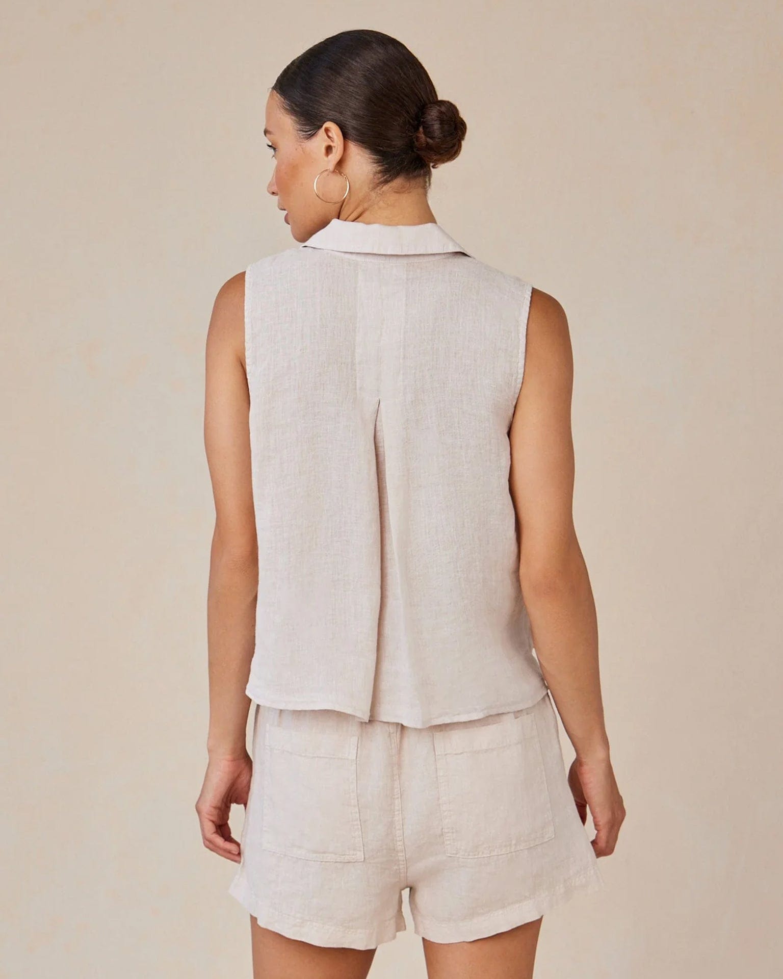Bella Dahl Sleeveless Notch Collar Button Down in Linen Sand