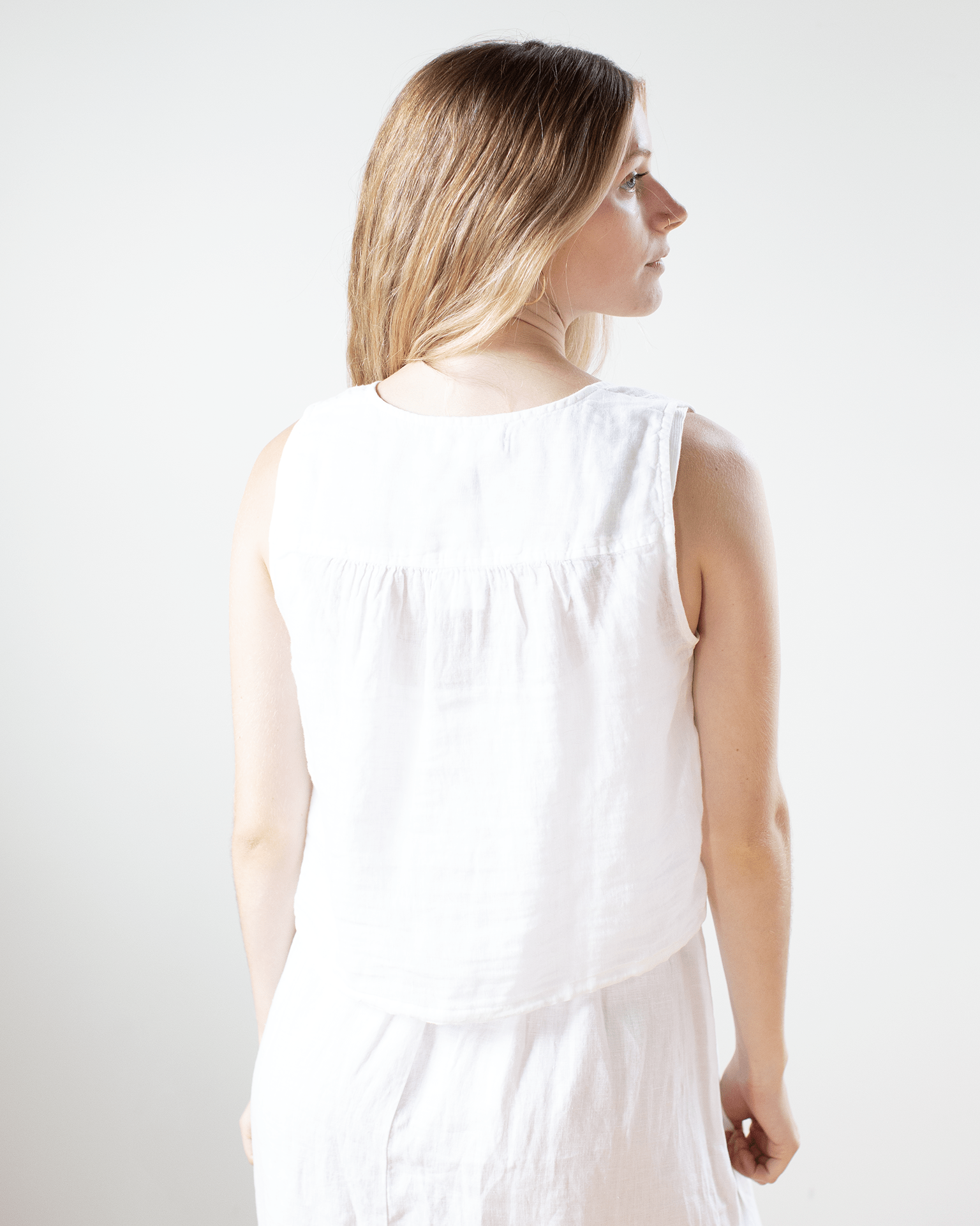 Bella Dahl Sleeveless Tie Waist Button Front Top in White