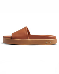 beek.. Chick in Tan