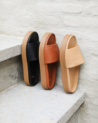 beek.. Chick in Tan