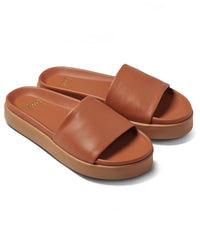 beek.. Chick in Tan