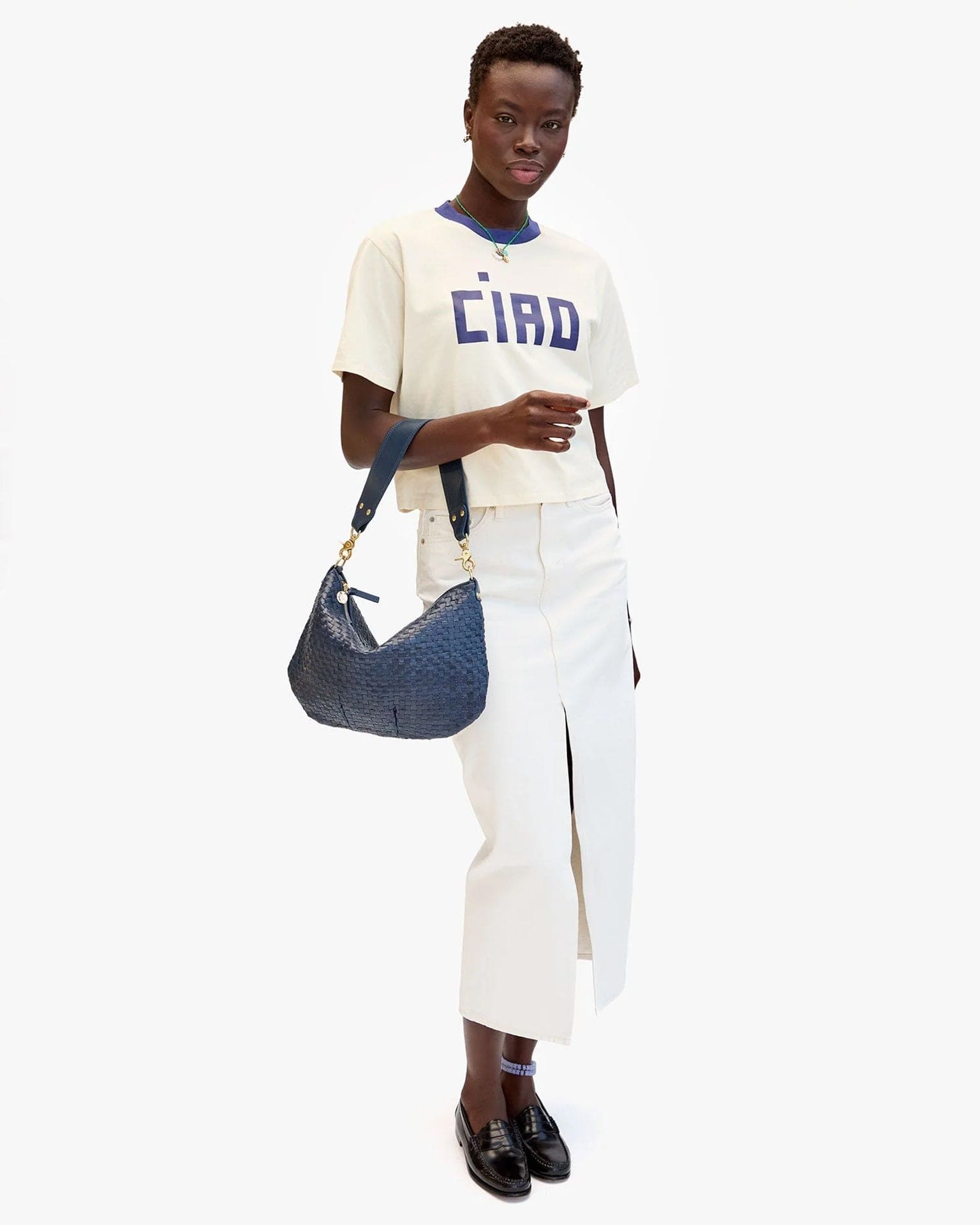 Clare V. Woven Checker Moyen Messenger in Bleu Marine