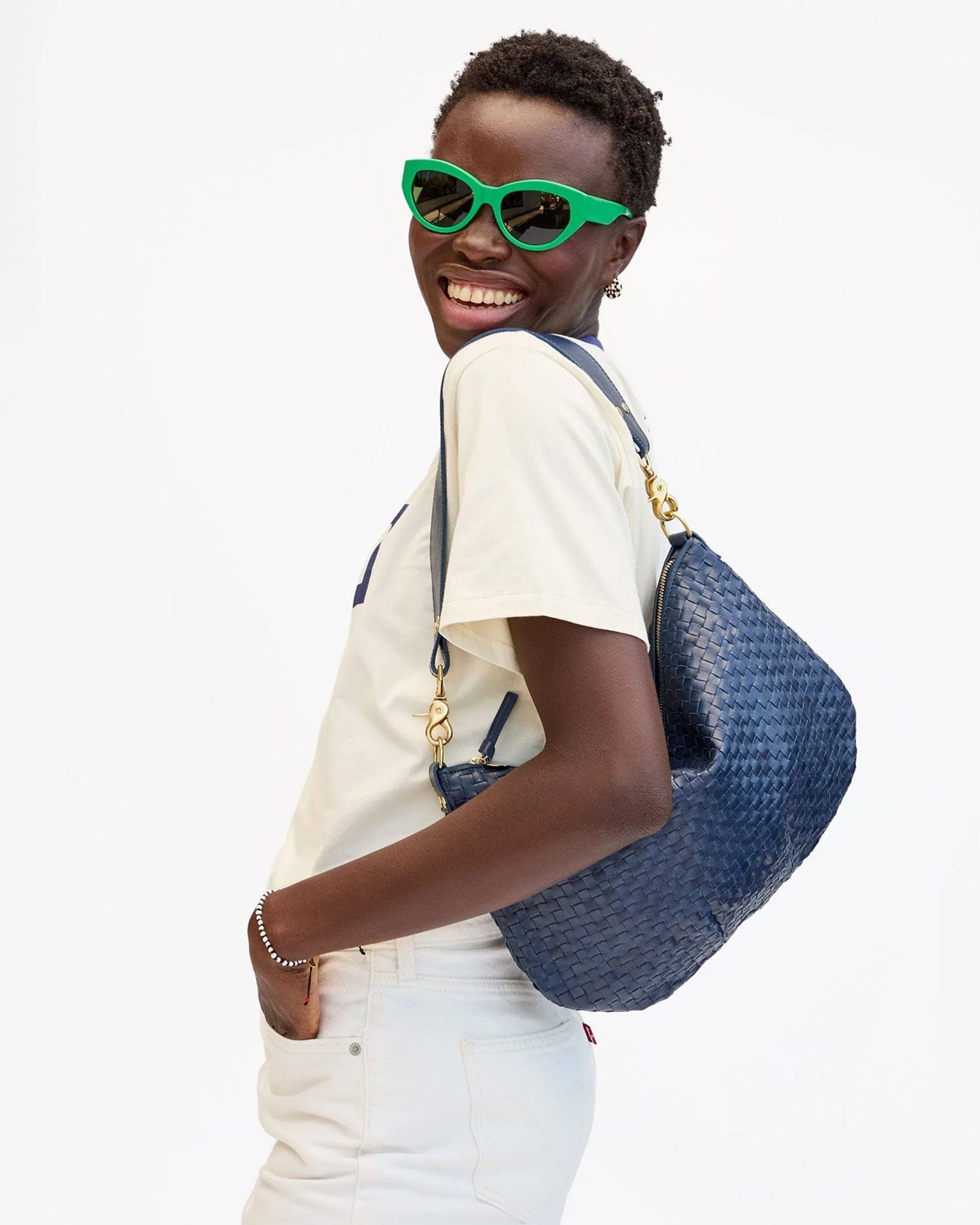 Clare V. Woven Checker Moyen Messenger in Bleu Marine