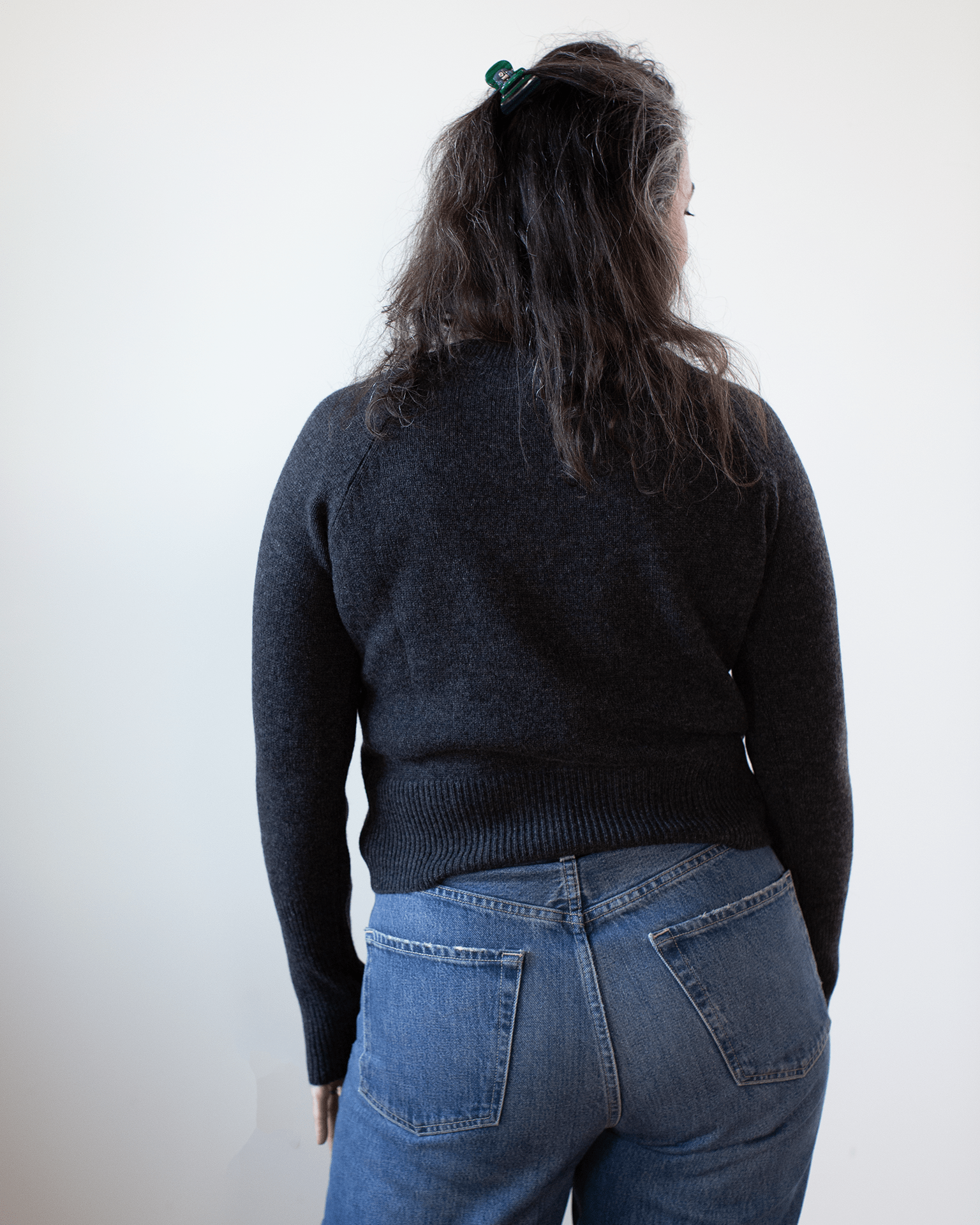 COLORI Cropped Crew in Carbon