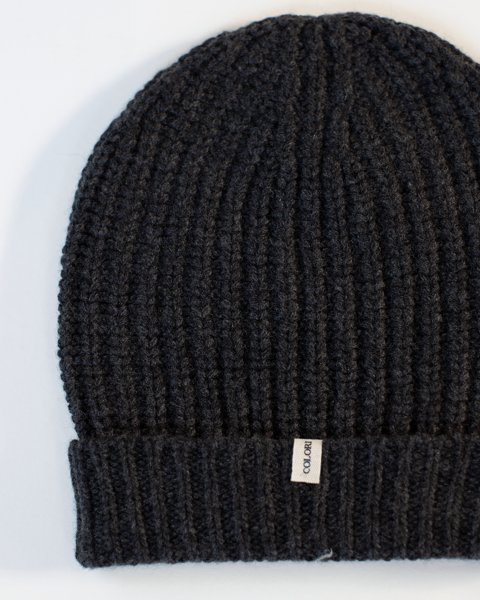 COLORI Ribbed Beanie in Carbon