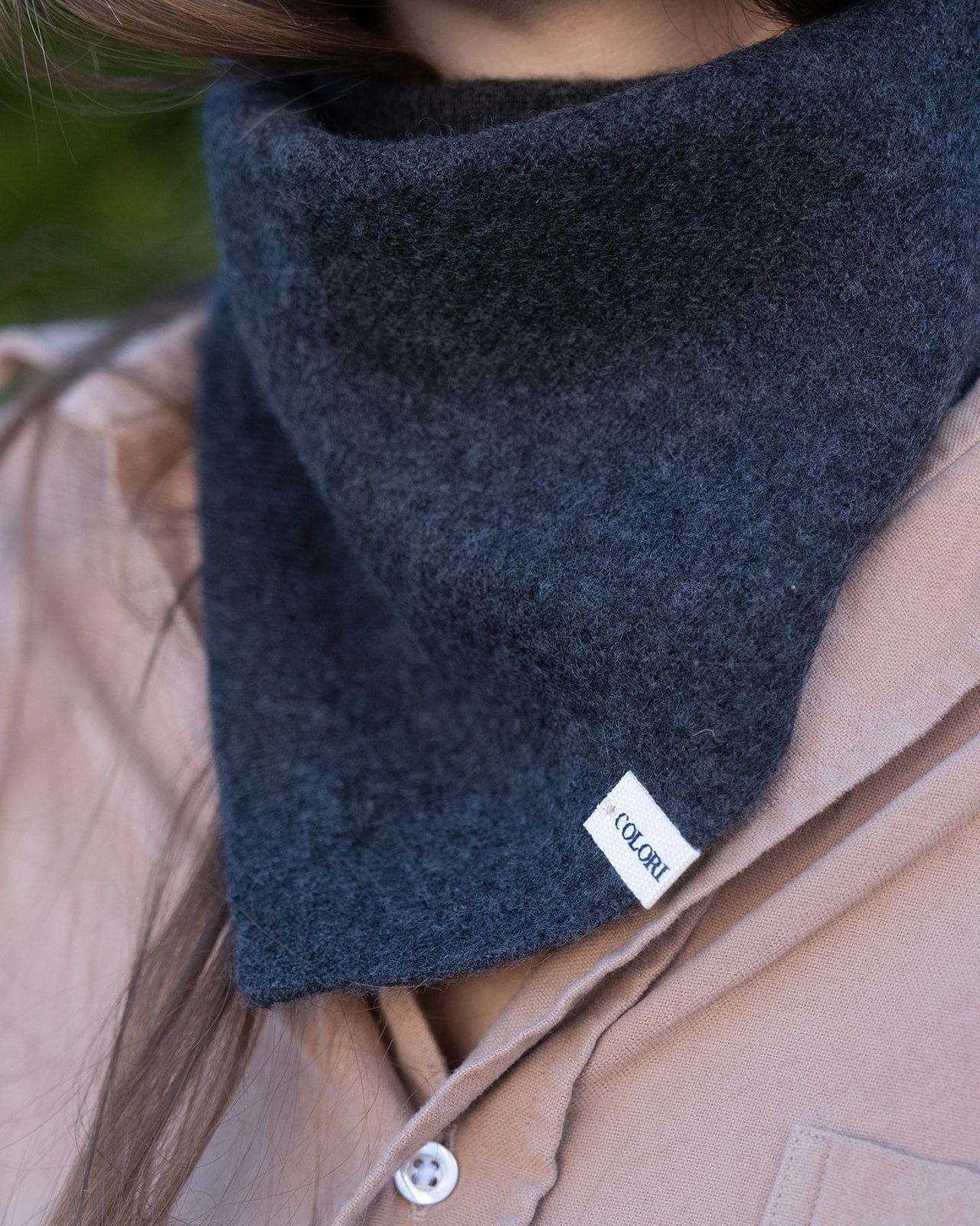 COLORI Small Triangle Bandana in Carbon