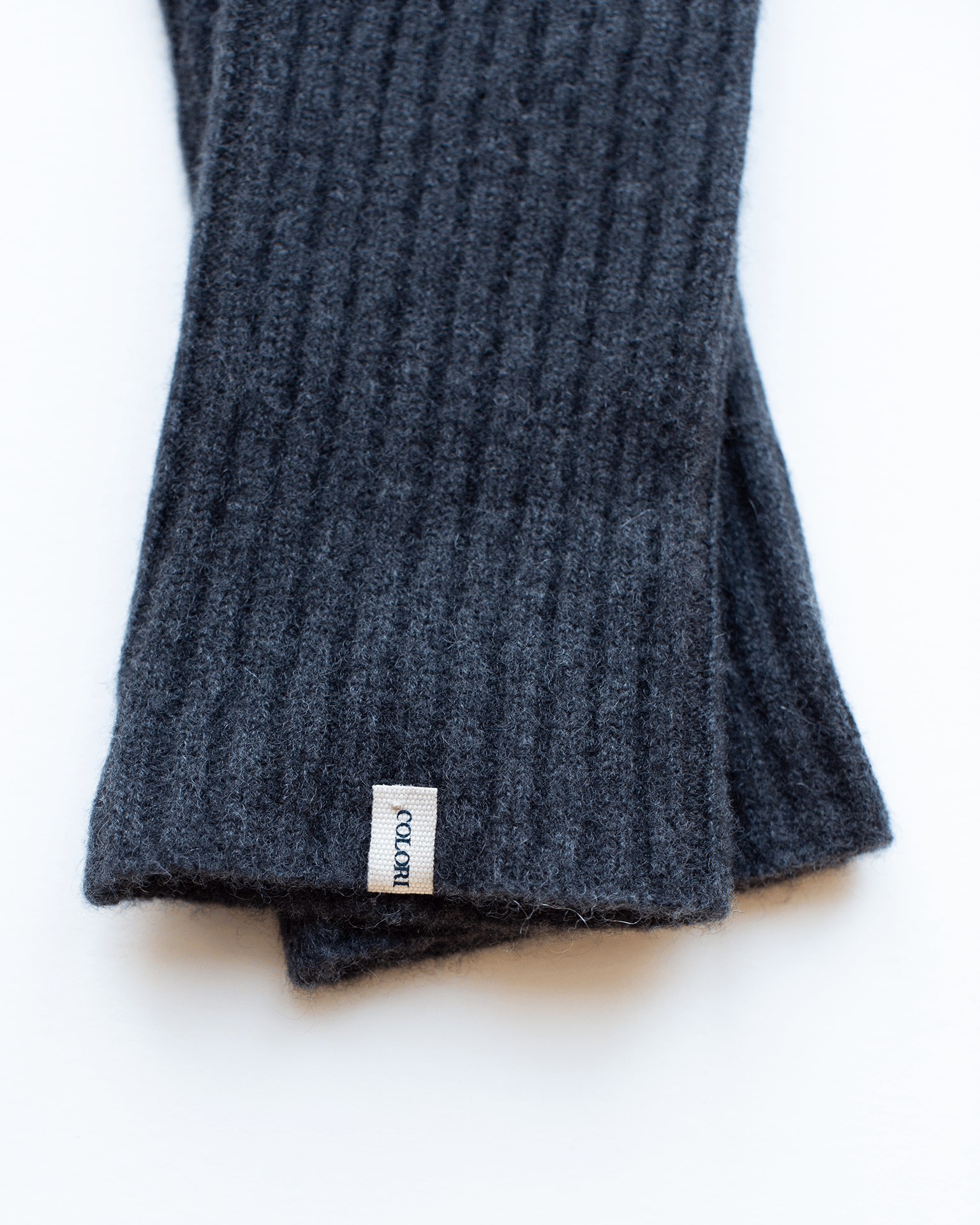 COLORI Wrist Warmer in Carbon