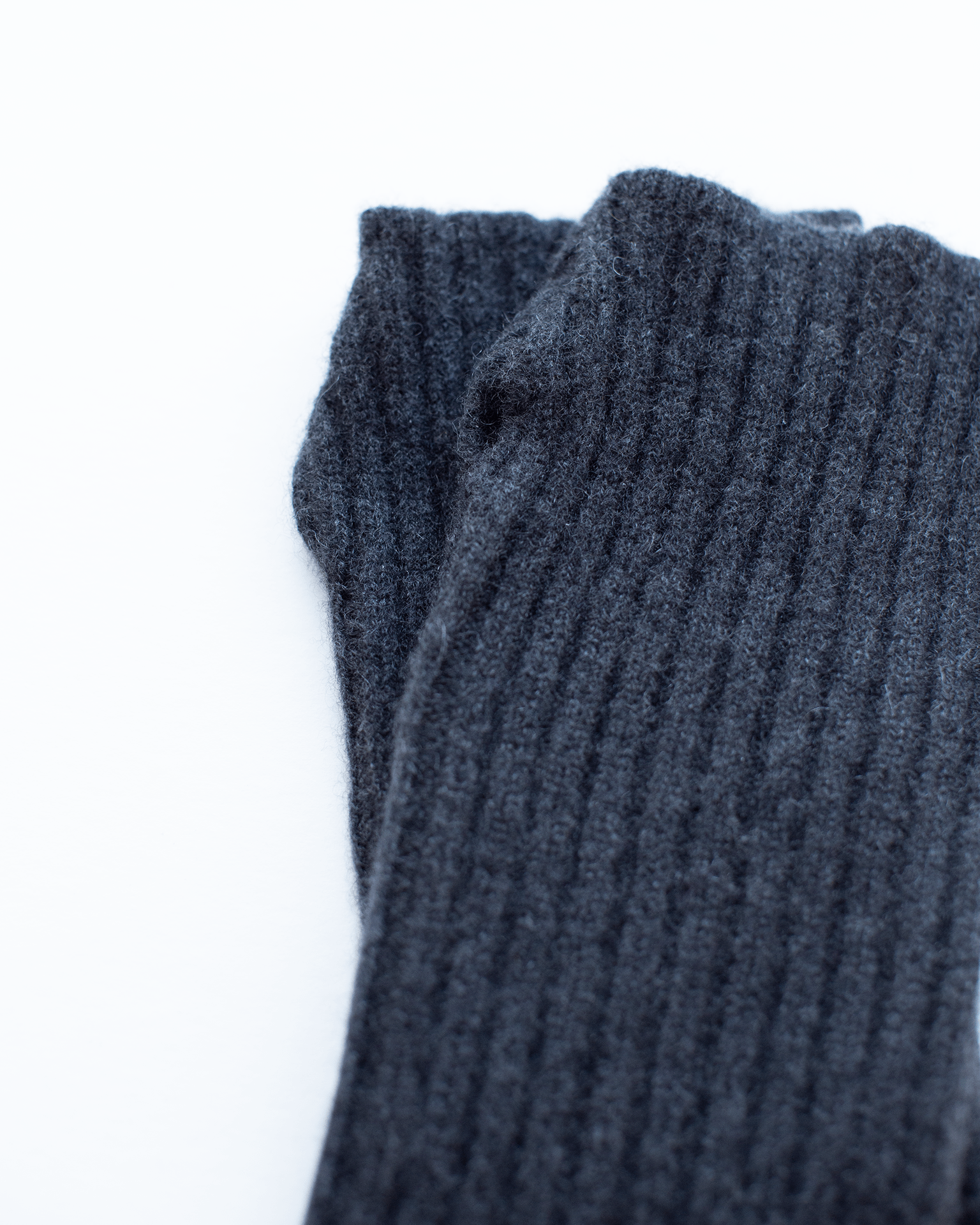 COLORI Wrist Warmer in Carbon