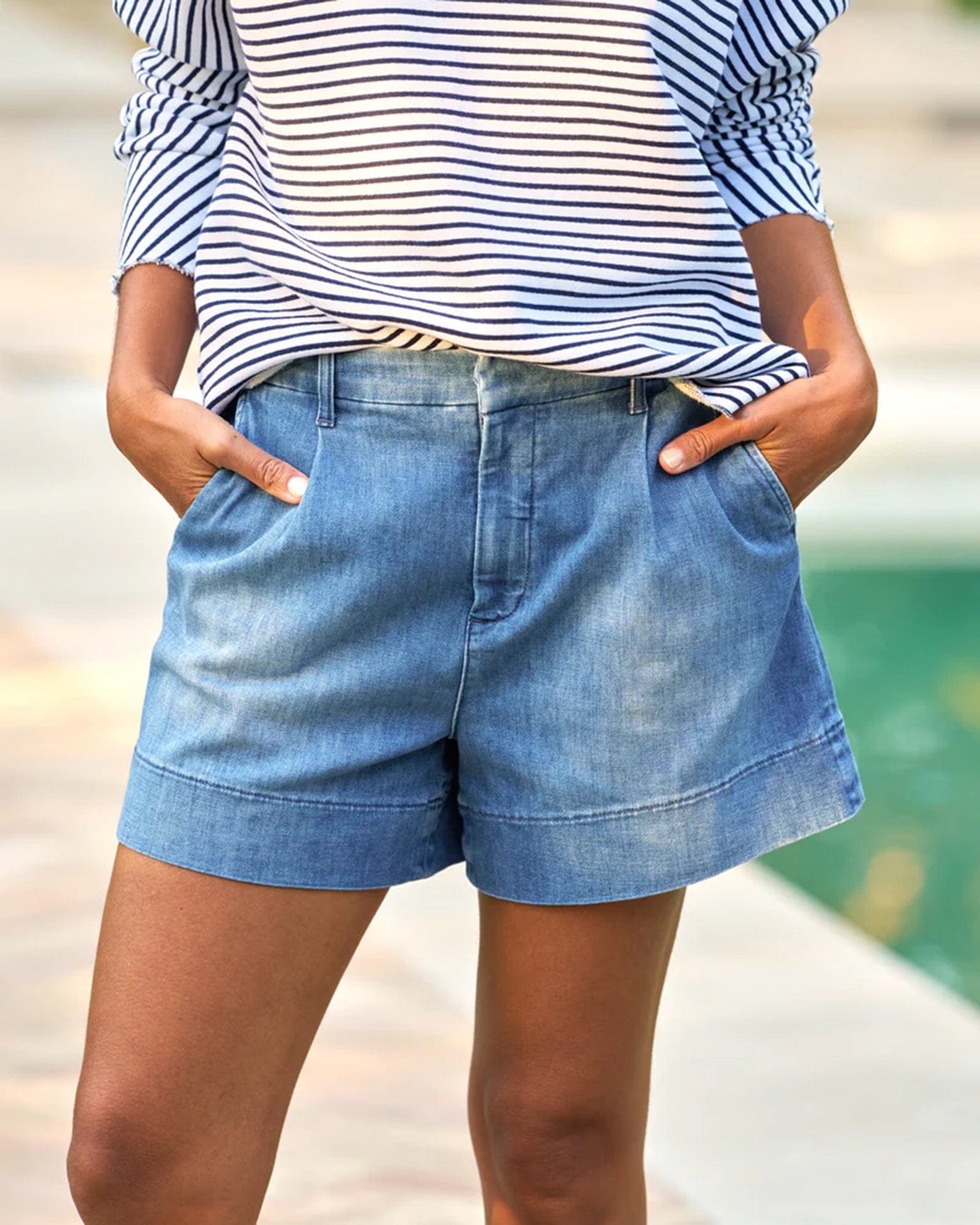 Frank & Eileen Waterford 4.5in Walking Shorts in 1968 Light Wash