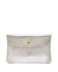 The IL BISONTE Classic Case in Silver features premium leather, a flap closure with brass hardware, and an embossed logo at the bottom center; expertly crafted in Italy.