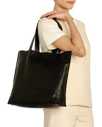 IL BISONTE Talamone Tote in Nero w/ Brass Hardware