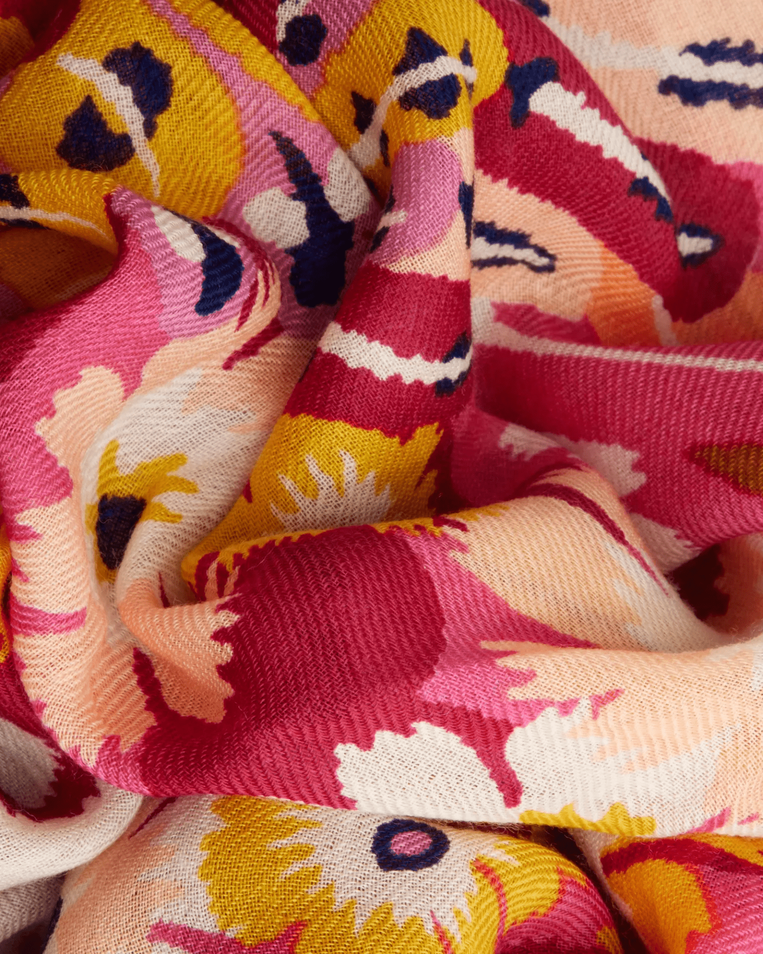 Inoui Editions Accessories Fuchsia Square / Carre 100 Hulule in Fuchsia