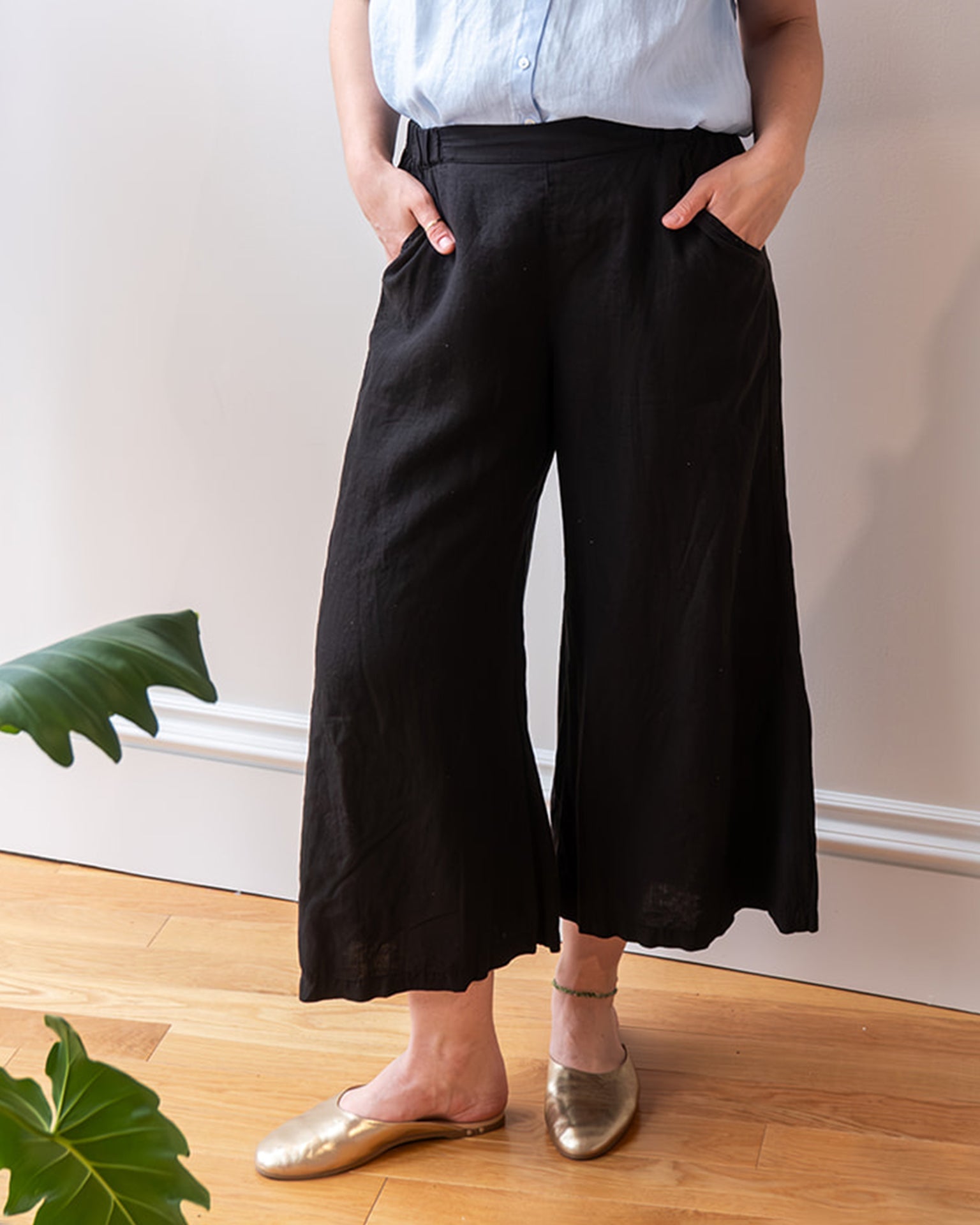 Cropped Becca Wide Leg Pant in Black Linen
