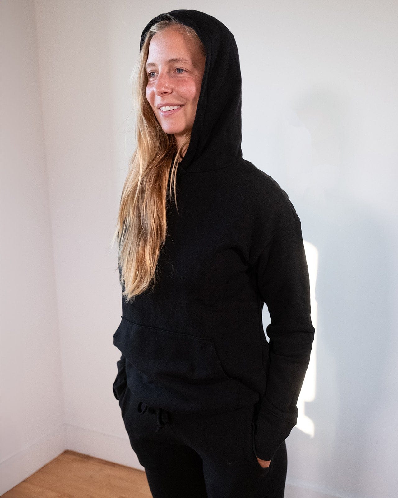 Ellis Pullover Hoodie in Black