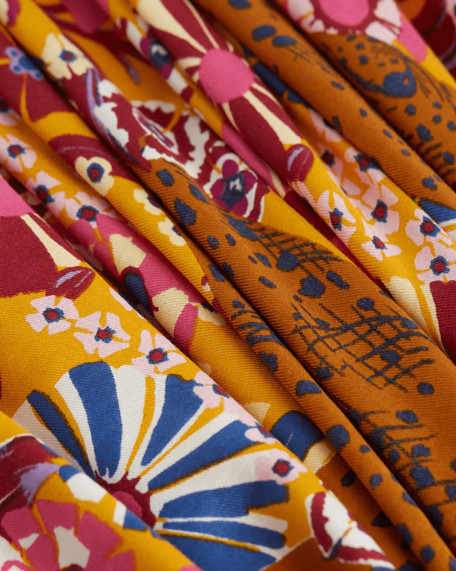 Inoui Editions Square 130 Pampa in Fuchsia