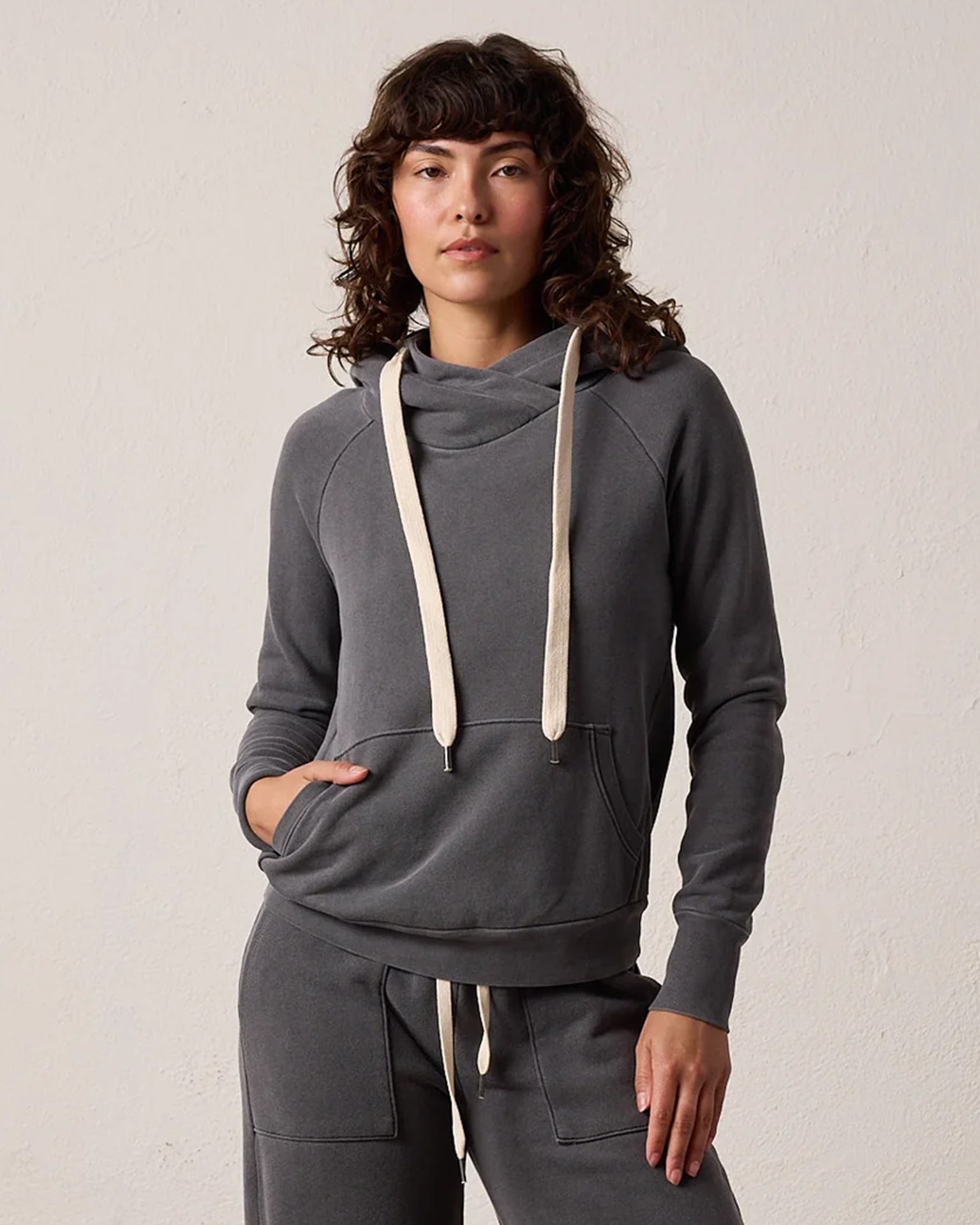 Lisse Fitted Pullover FT Hoody in Faded Black