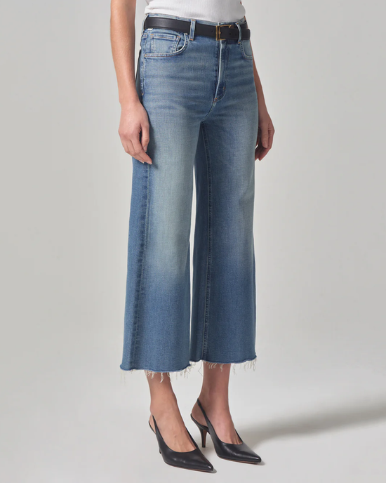 Woman wearing Citizens of Humanity Lyra Crop Wide Leg in Abliss jeans and black high heels.