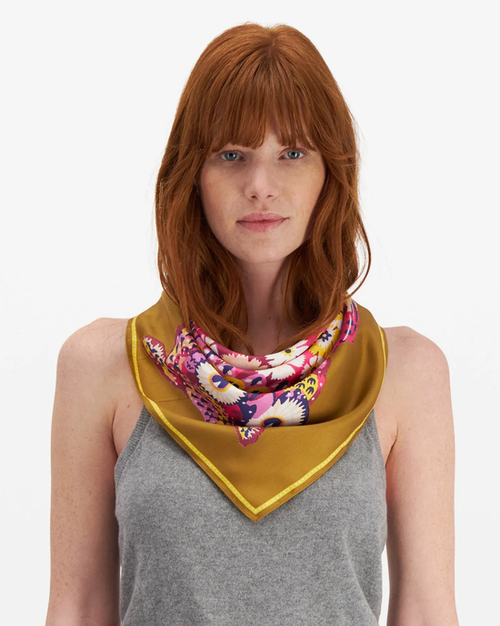 Woman with redhead wearing a gray tank top and a luxurious Inoui Editions Square / Carre 65 Hulule in Fuchsia silk scarf.