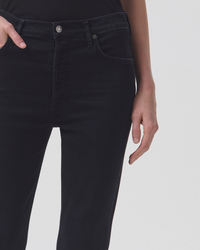 A person wearing AGOLDE Nico High Rise Slim Fit in Spirit jeans with their hand resting on their thigh.