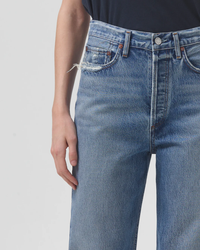 Close-up of a person wearing AGOLDE 90s Crop Mid Rise Loose Straight in Hooked with their hand resting on their hip.
