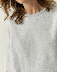 Close-up of a person wearing a grey Boby Park L/S Crew in Arctique Chine made of American Vintage organic cotton.