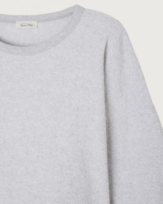 Close-up of a gray crew neck sweater crafted from organic cotton, the American Vintage Boby Park L/S Crew in Arctique Chine.