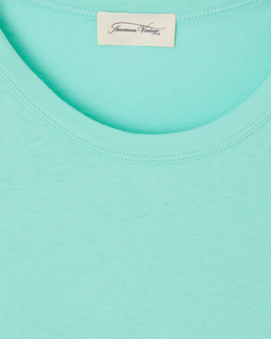 Close-up of a Gamipy Crop Tee in Lagon with an American Vintage clothing label, made from organic cotton.