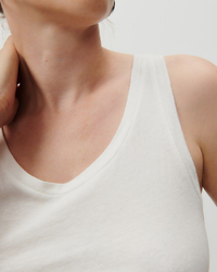Close-up of a person wearing an American Vintage Gamipy Scoop Tank in Blanc, focusing on the neckline and shoulder area.