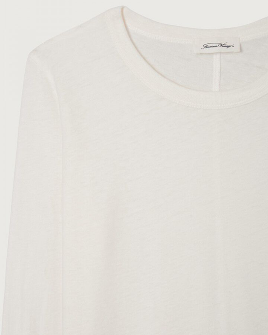Close-up of a white long-sleeve crew Gamipy L/S Top in Blanc made of organic cotton with an American Vintage label on the collar.