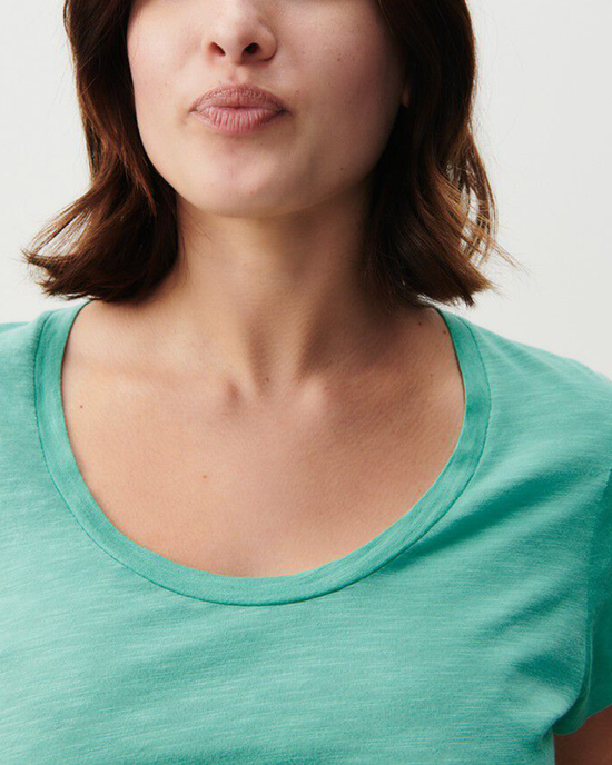 A person wearing an American Vintage Jacksonville U Neck Tee in Diabolo Vintage, cropped close-up shot focusing on the neckline and collar region.