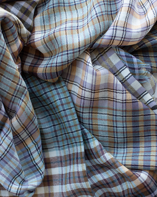 Épice Plaid Wool Scarf in Charcoal 