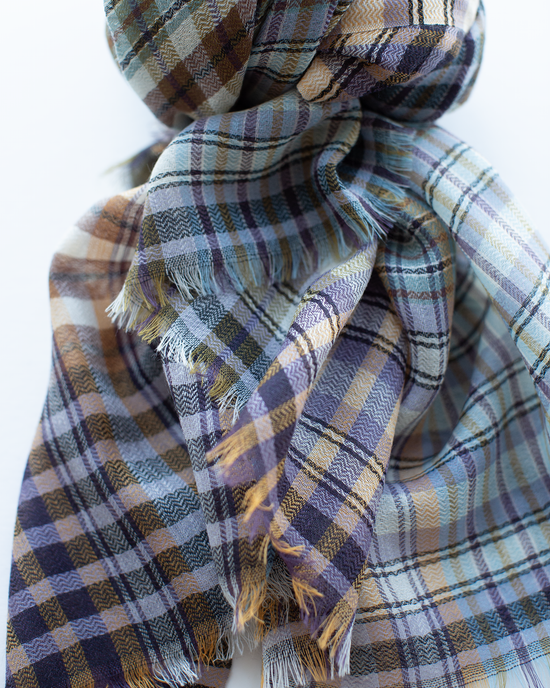 Épice Plaid Wool Scarf in Charcoal 