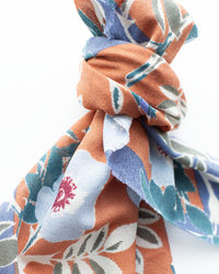 Épice Bold Daisy Wool Silk & Cashmere Bandana in Caramel 