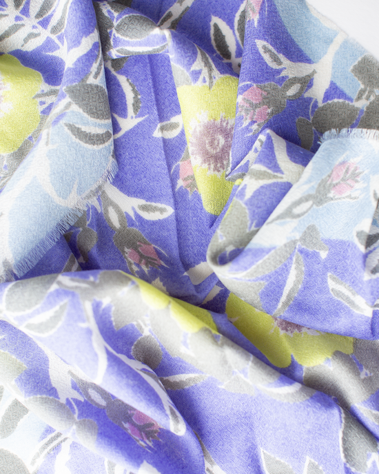 Épice Bold Daisy Wool Silk & Cashmere Bandana in Violet 