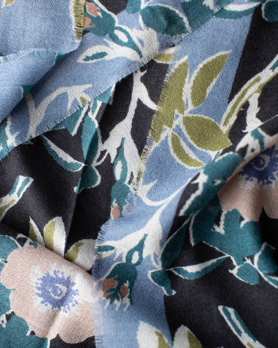 Épice Bold Daisy Wool Silk & Cashmere Bandana in Black 